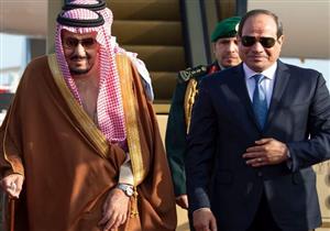 لحظة وصول العاهل السعودي إلى مطار شرم الشيخ