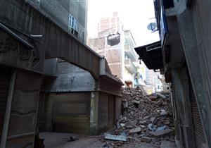 بالصور – إجلاء 27 أسرة من 5 عقارات إثر انهيار مبنى في الورديان بالإسكندرية