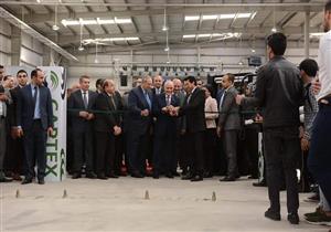 وزيرا الإنتاج الحربي والشباب يفتتحان مصنعا لإنتاج النجيل الصناعي