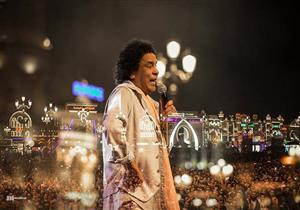 بالفيديو| التجهيزات الأولية لحفل محمد منير بالقاهرة