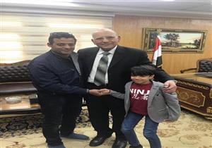 بالصور.. وزير العدل يلتقي طفل القاهرة الجديدة بعد علاجه من عقر الكلاب