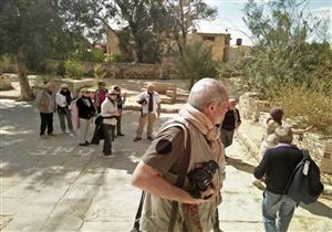 بالصور.. وفد سياحي من بلغاريا وإيطاليا يزور المناطق الأثرية بالمنيا