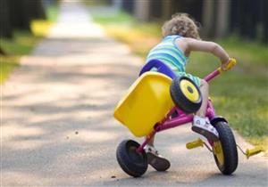 سقوط الطفل على رأسه قد يؤدي لارتجاج المخ.. علامات خطر