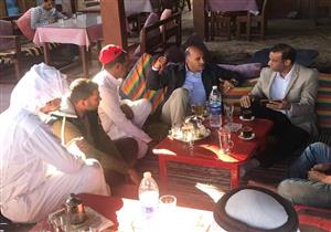 بالصور.. سكرتير عام "جنوب سيناء" يستقل الدراجة مع السائحين في شوارع دهب