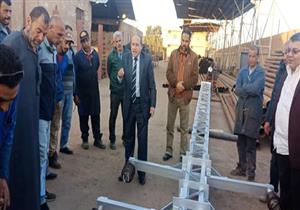 زيارة مفاجئة لرئيس "كهرباء القناة" لورش ومصانع الأكشاك والأعمدة