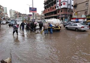 لتسيير الحركة.. انتشار مروري بالقاهرة والجيزة وسيارات لشفط مياه الأمطار