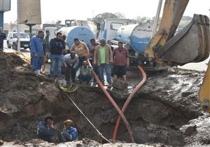 بعد انقطاع 36 ساعة..  سائق تاكسي يوزع المياه بسيارته في أسوان (صور)