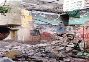 بالصور - السيطرة على حريق بعقار قديم في الإسكندرية.. والحي: بسبب القمامة