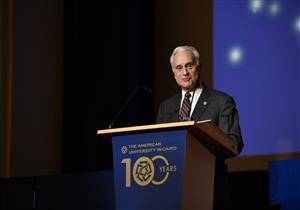 رئيس الجامعة الأمريكية يشكر ساويرس: يشعر بحماس عندما يقدم شيئا لمصر