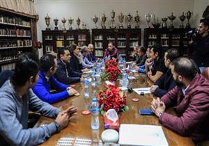 عضو الأهلي ردًا على انتقادات مشجع: حصدنا الدوري.. وتعالى مرّن أنت