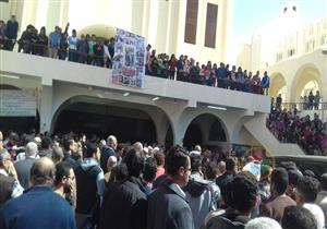 بالصور- الآلاف يشيعون جنازة شهيد حريق قطار رمسيس في أسوان