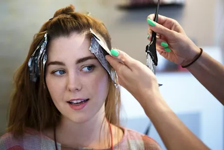 طبيب يحذر من الإفراط في صبغة الشعر: قد تؤدي إلى الإصابة بالأورام 