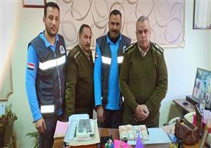 عثرا عليها عقب بعد حادث تصادم.. مسعفان يسلمان 47 ألف جنيه للشرطة في البحيرة