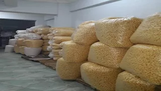 ضبط مصنع مقرمشات غير مرخص وبداخله 26 طن مواد خام مجهولة المصدر في أكتوبر