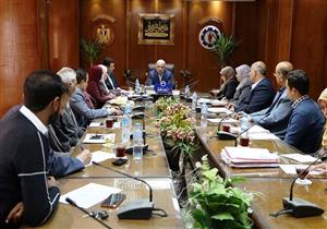 محافظ السويس يوجه بحل مشاكل المواطنين خلال اللقاء الأسبوعي