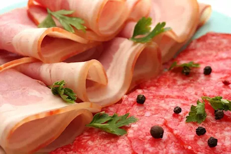 قبل العيد.. ماذا يحدث للبنكرياس عند الإفراط في تناول اللحوم المصنعة ؟