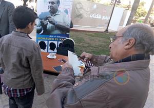 بورقة ومقص.. "القاضي" هيرسمك في 40 ثانية: "السلويت فن التفاصيل" (صور)