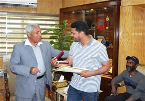 صور| محافظ أسوان يكرم المشاركين في أعمال التجميل استعدادا لـ"منتدى الشباب"