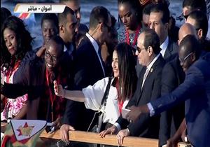 الشباب الإفريقي يلتقط الصور السيلفي مع الرئيس السيسي