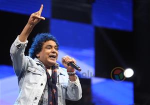 "الكينج" يغني في الجامعة الأمريكية بالقاهرة 12 أبريل