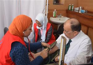 وزير التنمية المحلية يخضع للكشف الطبي ضمن حملة 100 مليون صحة 