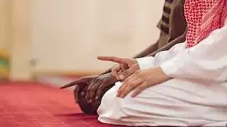 الإمام لا يعطينا فرصة لإكمال التشهد الأخير.. ماذا نفعل؟.. عالم أزهري يجيب 