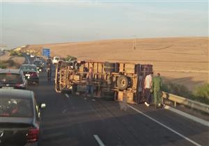 انقلاب شاحنة بضائع على طريق "شرق العوينات – أبو سمبل"