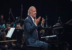 مستند| عمر خيرت يقاضي إحدى شركات الاتصالات لاستخدامها لحن "فيها حاجة حلوة"