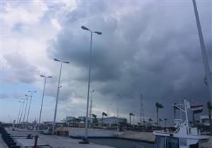 رياح شديدة تضرب دمياط وتوقف حركة الصيد بـ"بوغاز" العزبة