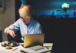 تتناول الطعام ليلًا؟.. احذر هذه الأضرار