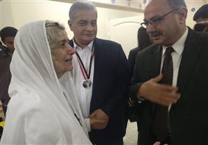 بالصور.. "ماما ماجي" تزور مدرسة في الخصوص