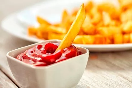 خبيرة تغذية تحذر: الإفراط في الكاتشب يضر المعدة ويرفع السكر 
