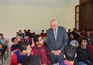 بالصور.. محافظ الجيزة يشهد امتحانات أولى ثانوي التجريبية