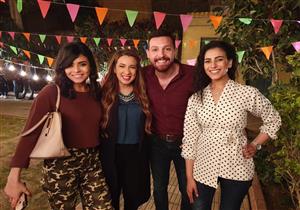 محمود حجازي وزوجته يحتفلان بانتهاء "أبو العروسة"