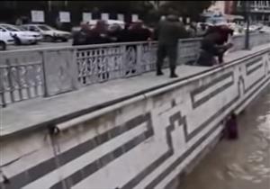 فيديو.. إنقاذ طفلة سورية "مُدمنة" من الغرق في نهر بردي