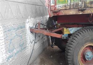 "مقطورة طائشة" تقتل مذيعًا وتقتحم معرض قطع غيار سيارات في القليوبية