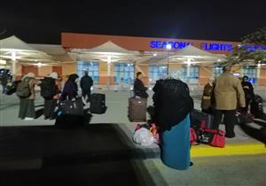 لحظة وصول أول فوج من المعتمرين الفلسطينيين لمطار القاهرة 