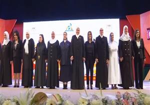 السيسي يشاهد فيلم "معًا في خدمة الوطن" في احتفالية تكريم المرأة