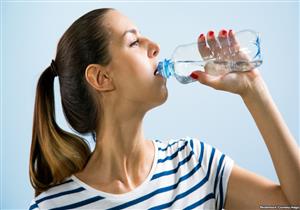 بالفيديو.. طبيب يحذر: الإفراط في المياه يهدد صحة الكلى