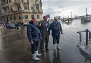 لمتابعة شفط مياه الأمطار.. رؤساء الأحياء "كعب داير" بشوارع الإسكندرية (صور)