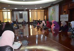 بالصور.. محافظ الأقصر يلتقي الشباب المكلفين بأداء الخدمة العامة