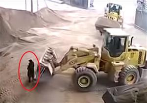 بالفيديو| سائق يدفن فتاة حيّة في الرمال بالخطأ