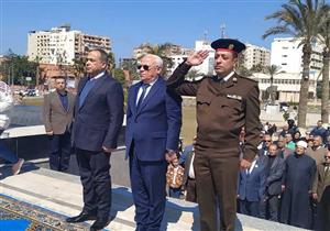 صور| محافظ بورسعيد يضع إكليل زهور علي النصب التذكاري في "يوم الشهيد"