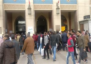 في أول أيام تطبيق غرامات السكة الحديد.. زحام على شبابيك التذاكر بمحطة مصر