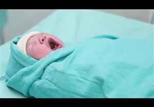 أم مستهترة تبيع رضيعتها من أجل عملية تجميل.. ما القصة 