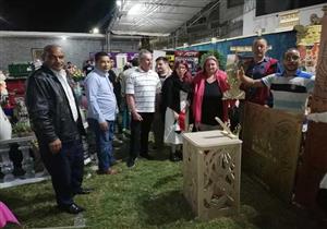 بالصور.. سياح أجانب يتسوقون من مهرجان الحديقة المتحفية في سوهاج