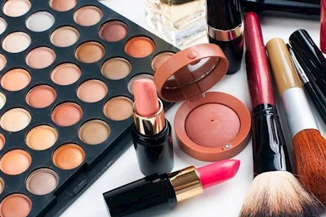 دراسة: استخدام هذا المكياج يسبب سرطان الأسنان.. تفاصيل