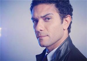  صورة| آسر ياسين وزوجته وأصدقائهما بملابس البحر