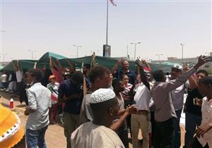 "الهلال والصليب ايد واحدة".. مسيحيو السودان يظلون المسلمين أثناء صلاة الجمعة (صور)