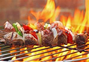 احذر ..استنشاق دخان الشواء قد يصيبك بمرض خطير